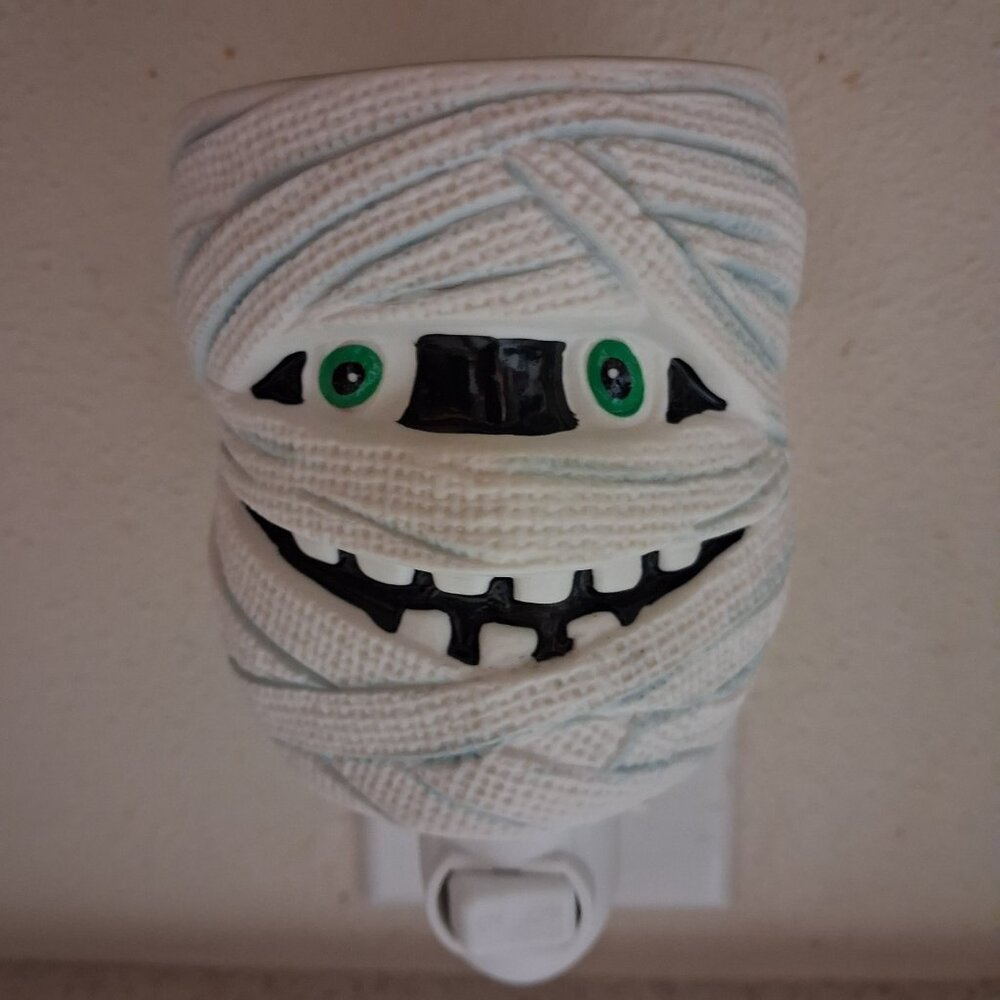 Scentsy Under Wraps Halloween Mummy Plug-In Wax Warmer With Box & Bulb *RETIRED* - Picture 8 of 15